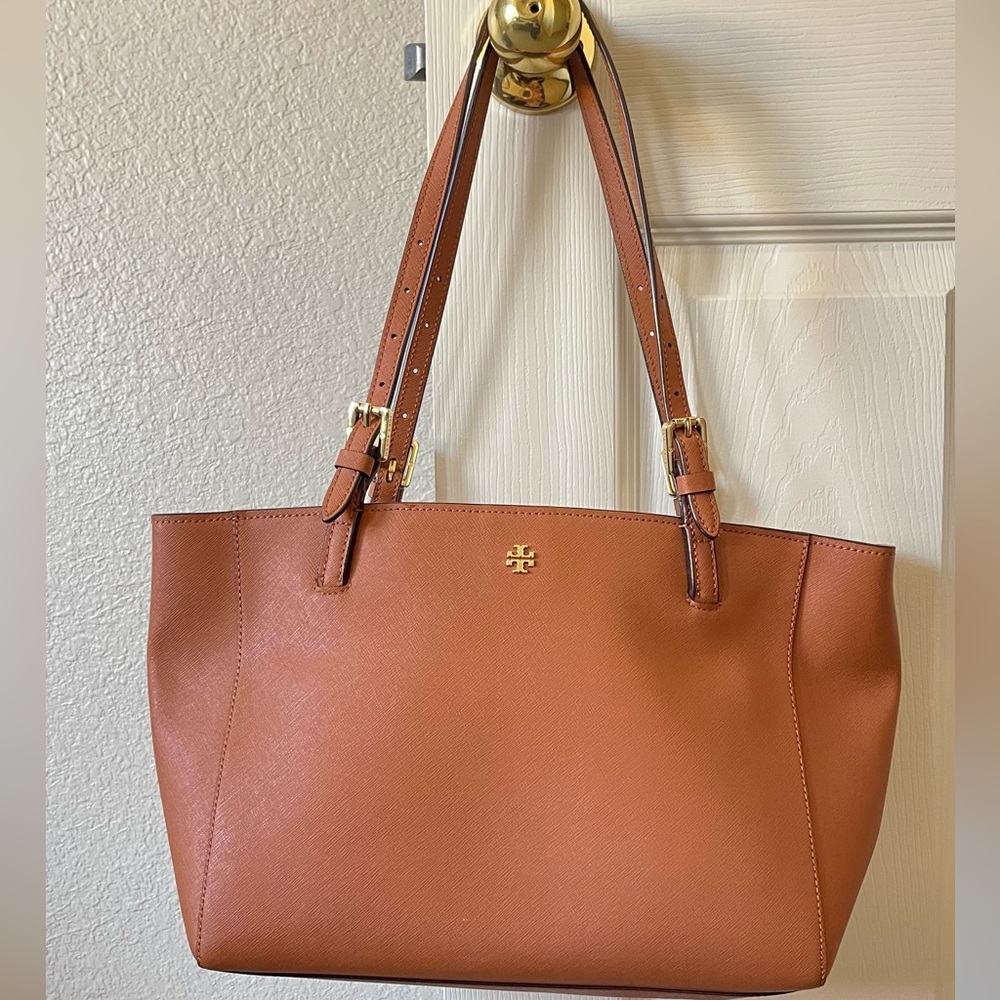 Tory Burch tote bag with plenty of space and different compartments.